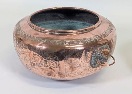 Cubo abombado, con asa superior de cobre cincelado