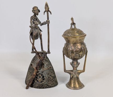 Campana (?) de metal cincelado (bronce y latón) qu