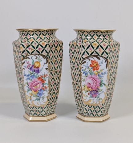 BERNARDAUD di Limoges, coppia di vasi a balaustra 