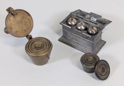 Cofanetto detto “degli oli sacri” in stagno sbalza