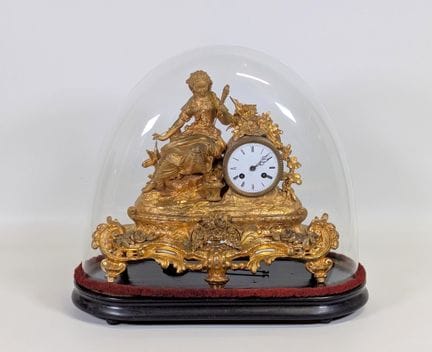 Orologio a pendolo "borne" con patina dorata e qua