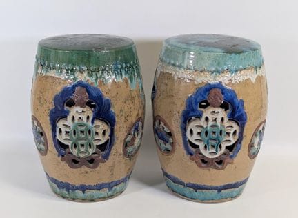 Par de taburetes de cerámica esmaltada con decorac