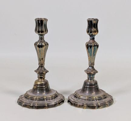 Coppia di candelieri in bronzo argentato, a forma 