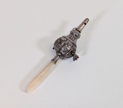 Sonaglio fischietto in argento cesellato, con mani