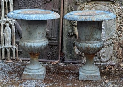 Coppia di vasche tipo "vaso dei Medici" in ghisa, 