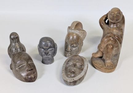 Lote de (5) figuras de piedra talladas del tipo «M