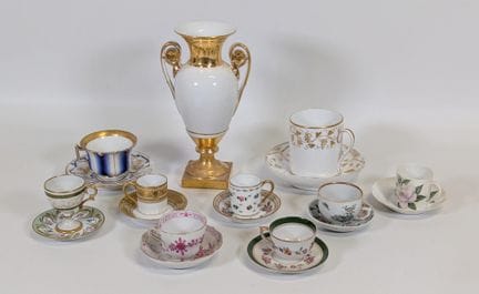 Set da collezione composto da (x9) tazze in porcel