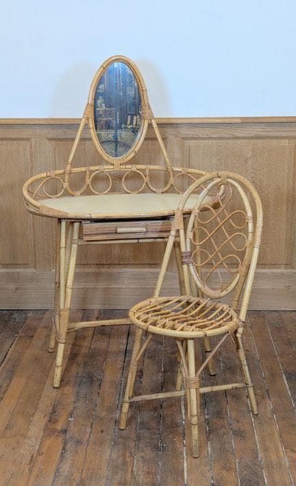 Toeletta di forma ovale in vimini di rattan, (x1) 