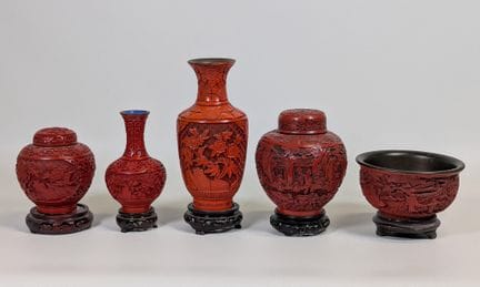 Conjunto de (5) piezas esculpidas en laca roja, ti