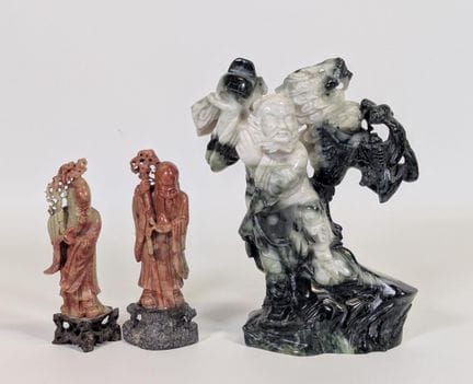 Lote de (3) esculturas de piedra dura: una de pied