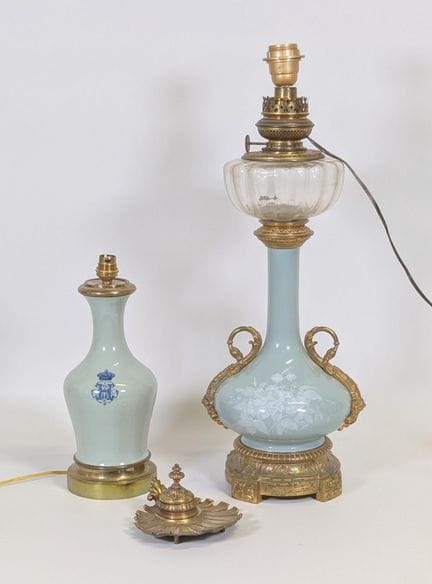 Lampada a petrolio in bronzo dorato cesellato, vet