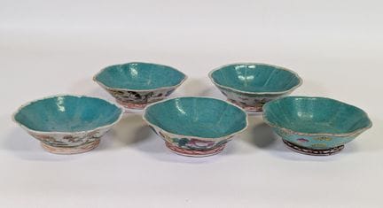 Lote de (5) copas polilobuladas con pie de porcela