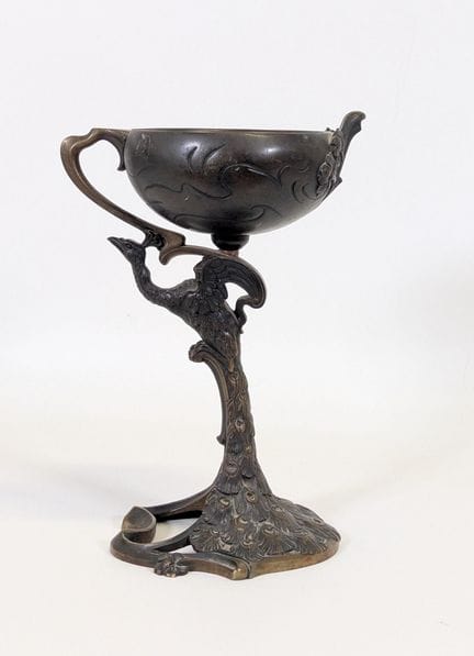 Coppa in bronzo con patina marrone, decorata con m