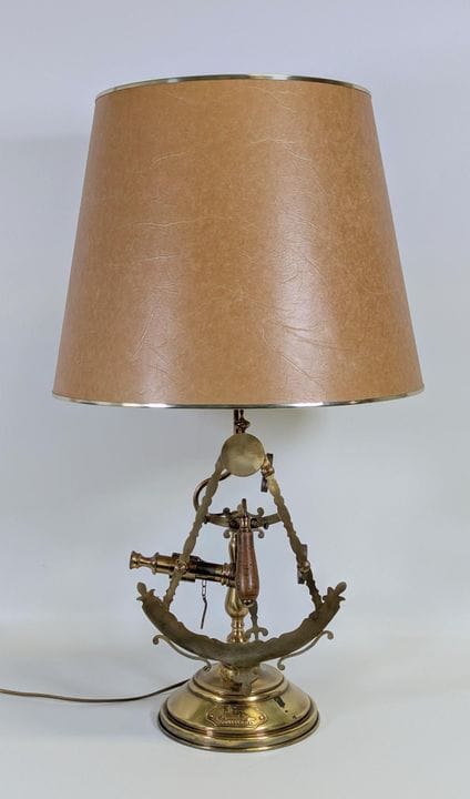 Lampada da comodino in ottone dorato, vetro e legn