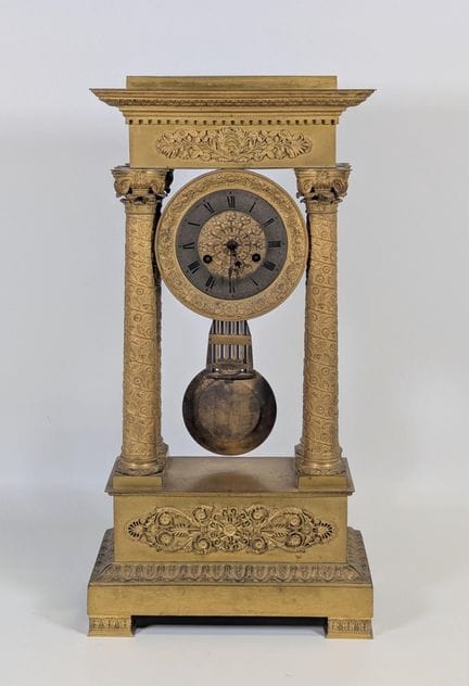 Orologio da tavolo di tipo “a portale” in bronzo d