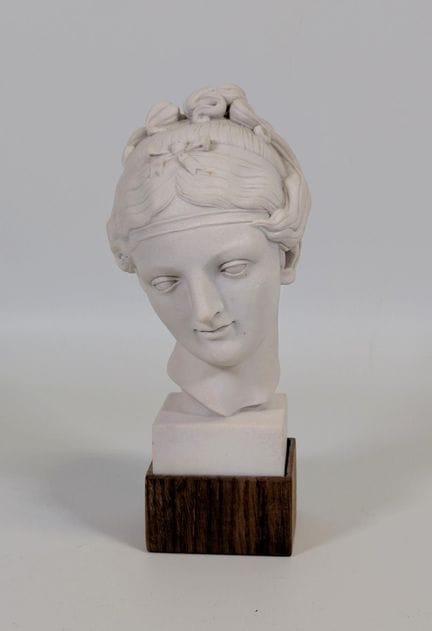 Busto di giovane donna in marmo bianco scolpito, c