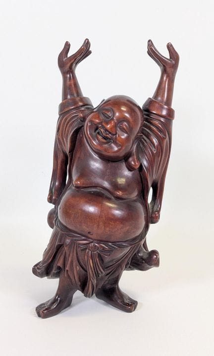 Escultura de madera exótica que representa a un Bu