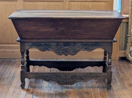 Impastatrice in legno naturale intagliato, opera r