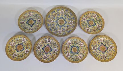 Juego de porcelana esmaltada con decoración denomi
