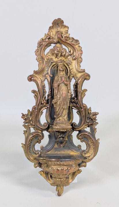 Acquasantaia da appoggio in bronzo dorato cesellat