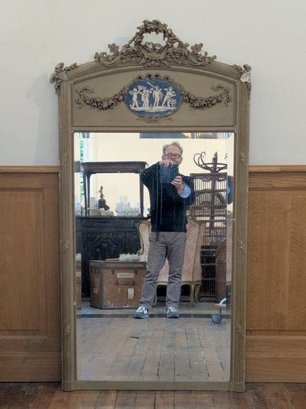 Specchio tipo “trumeau” in legno intagliato e stuc