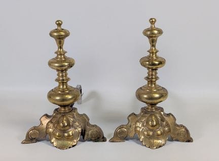 Coppia di alari in bronzo dorato, con decorazioni 
