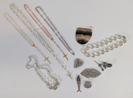 „Varia“-Set, bestehend aus: (1) Brosche aus Silber