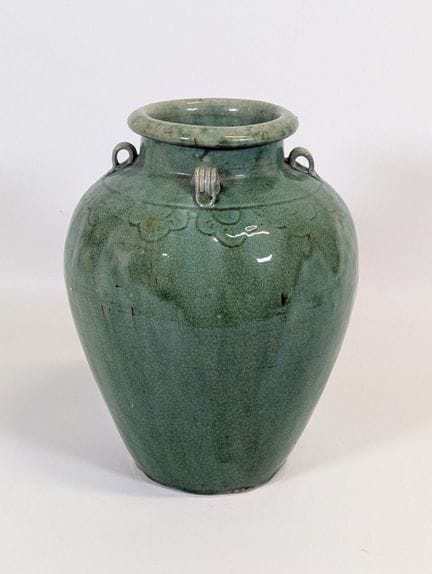 Jarra de cerámica esmaltada en verde, con cuatro a