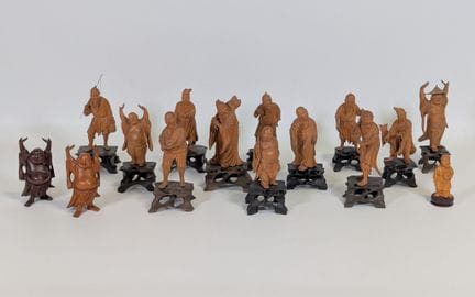 Conjunto de (x12) figuras talladas en madera exóti