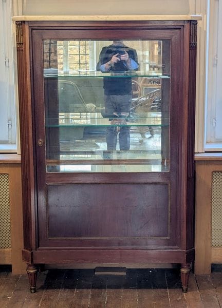 Vetrina a una porta in mogano intagliato, bronzo e