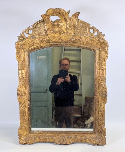 Specchio curvo “a manico di cesto”, con frontone e