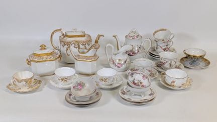Set da collezione composto da (x9) tazze in porcel