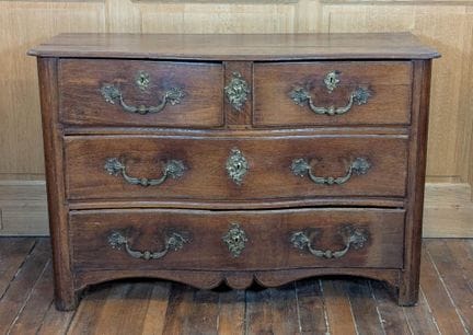 Comò dalle forme sinuose in legno naturale modanat