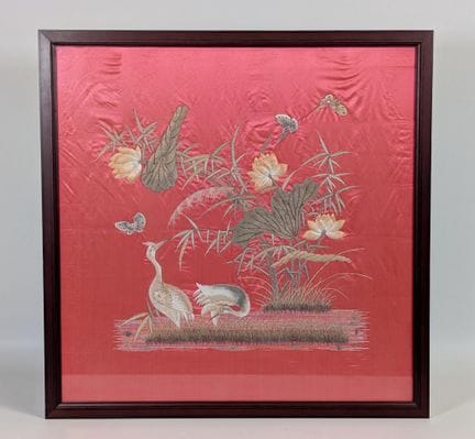 Pieza de seda rosa con motivos bordados en plata q