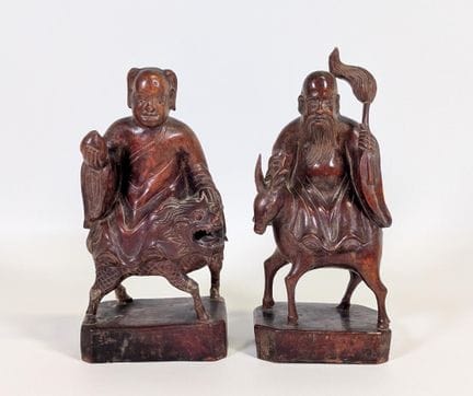 Par de figuras de madera exótica tallada, que repr