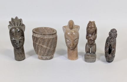 Lote de (5) figuras de piedra talladas del tipo «M