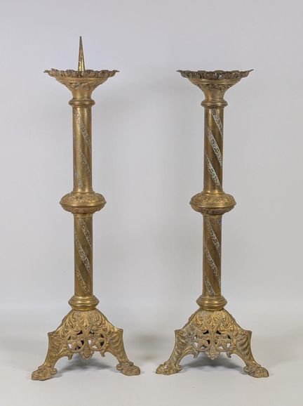 Coppia di candelieri a colonna in ottone dorato co