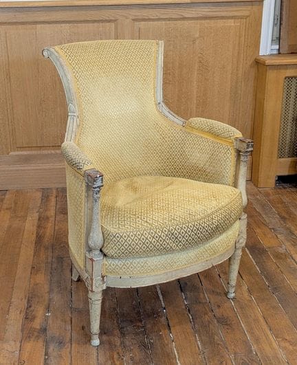 Poltrona tipo “bergère” in legno intagliato laccat