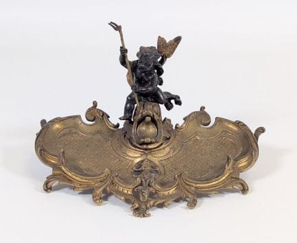 Calamaio in bronzo cesellato, con patina marrone e