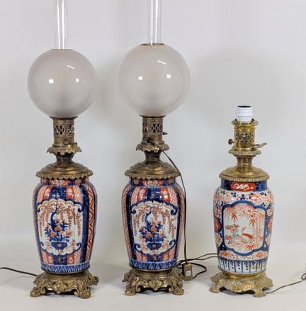 Coppia di lampade a petrolio, in porcellana policr