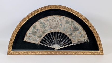 Fan with a leaf-shaped surface decorated with pain
