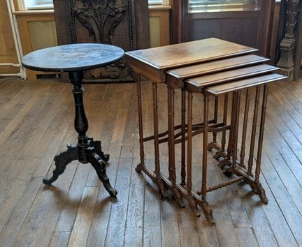 Tavolino a tre gambe in legno annerito, con piano 