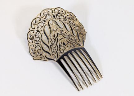 Durchbrochener, geschnitzter Duttkamm aus Horn, um