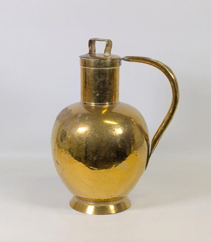 “牛奶壶”式铜壶，当地古董工艺品（带浮雕 / 高：46 厘米）。