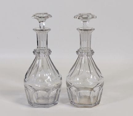巴卡拉（BACCARAT），“Harcourt”款式，古董工艺，一对刻花水晶酒壶，底部有雕刻（高：2