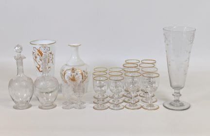 一套镀金玻璃或水晶酒具，约1900年，包括：（8只）红葡萄酒杯 + （6只）白葡萄酒杯（高：12.3