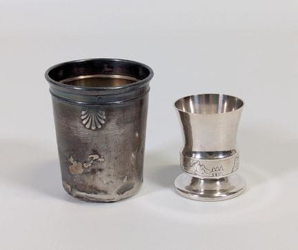 Timbale de naissance à fond plat en argent ciselé,