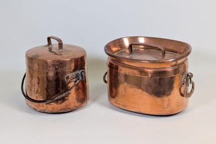 一套古董铜制厨具，包括：(1) 带手柄的长方形炖锅（26×25×31 厘米）+ (1) 带盖的圆形炖