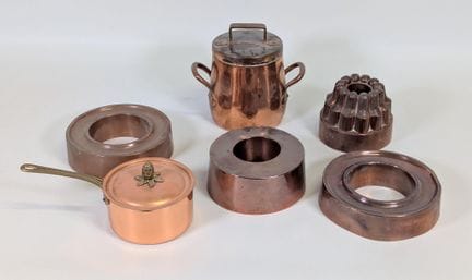 家用铜器套装，包括： (x1) 带把手、腹部微凸的圆形炖锅（20x22x15 厘米）+ (x1) 配