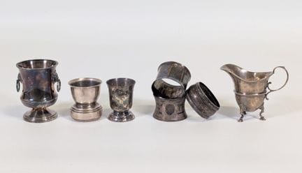 Lot "varia" comprenant : (x1) pot à lait tripode e